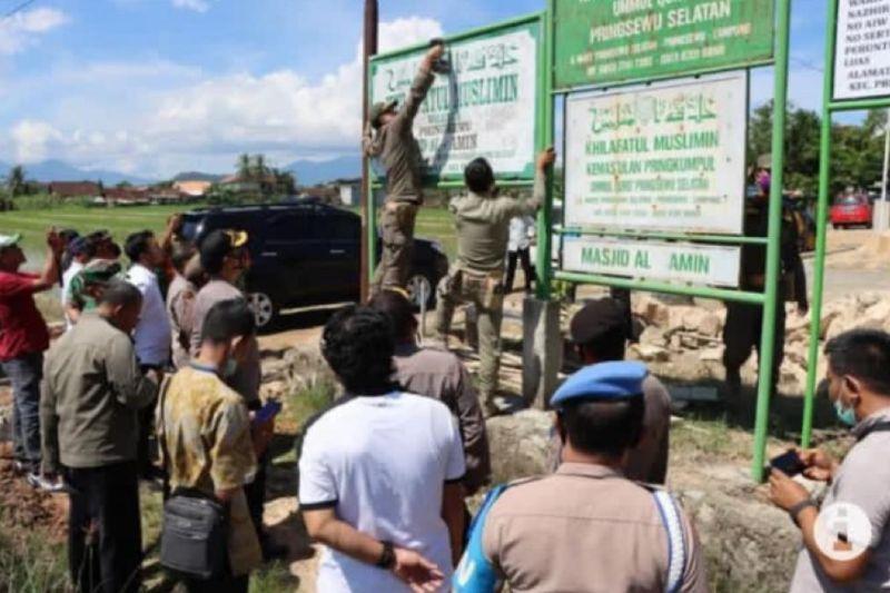 Tim Gabungan Copot Pelang dan Atribut Khilafatul Muslimin di Tiga Lokasi Berbeda