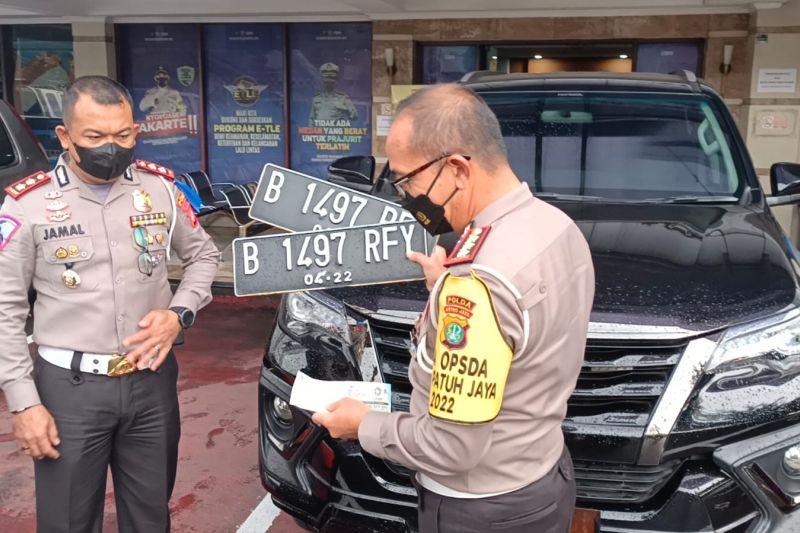 Dirlantas Polda Tilang dan Cabut Pelat RFY Fortuner yang Terobos Jalur Busway di Ragunan