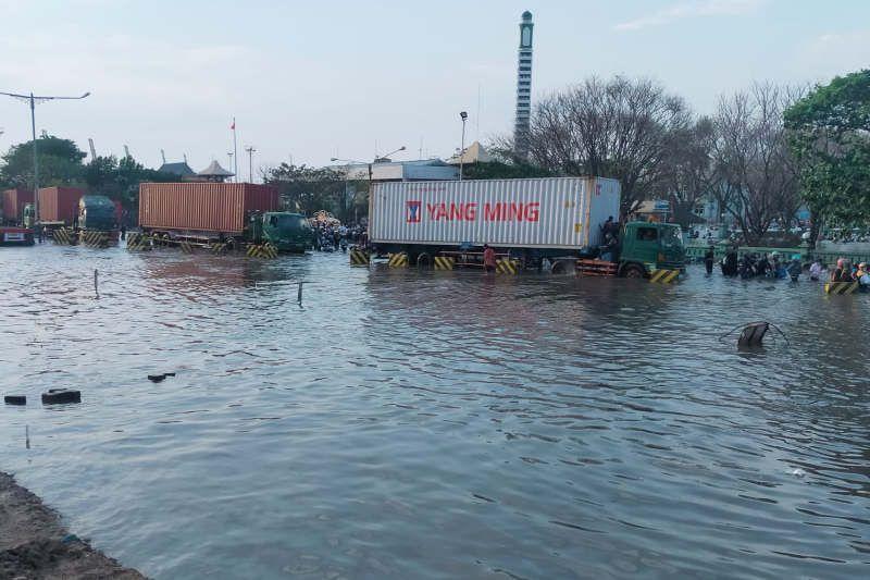 Banjir Rob Kembali Rendam Pelabuhan Tanjung Emas Semarang