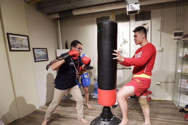 Ciaatt! Menteri Sandiaga Uno Diajarkan Gerakan Dasar oleh eks Atlet Wushu Indonesia