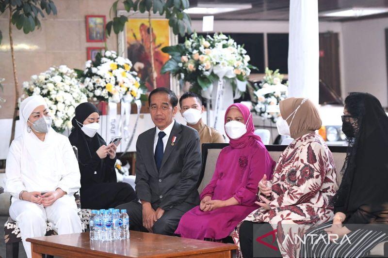 Jokowi dan Iriana Melayat ke Rumah Tjahjo Kumolo