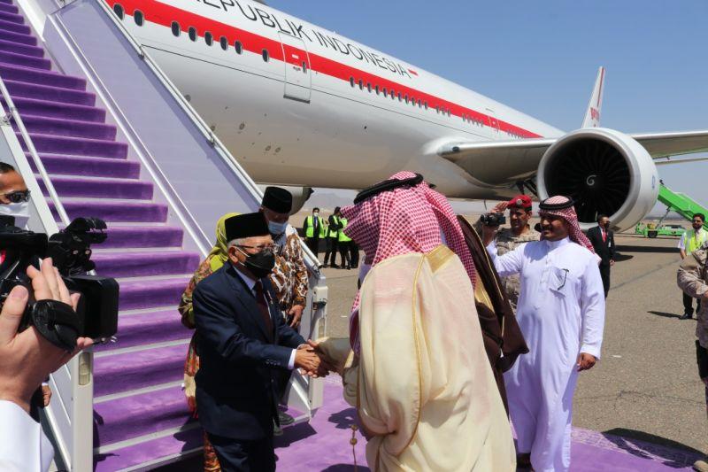 Wapres Ma'ruf Amin dan Istri Tiba di Madinah Disambut Pasukan Jajar Kehormatan Militer