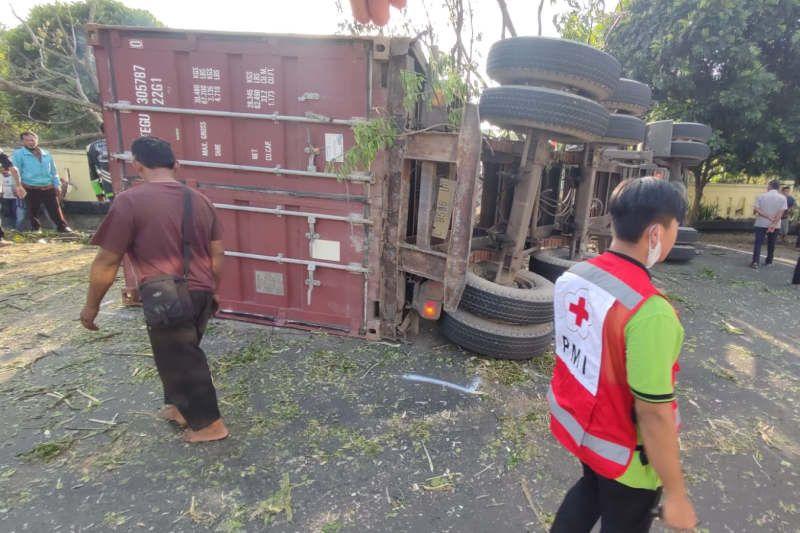 Truk Terguling dan Timpa Pengendara Motor hingga Tewas di Salatiga