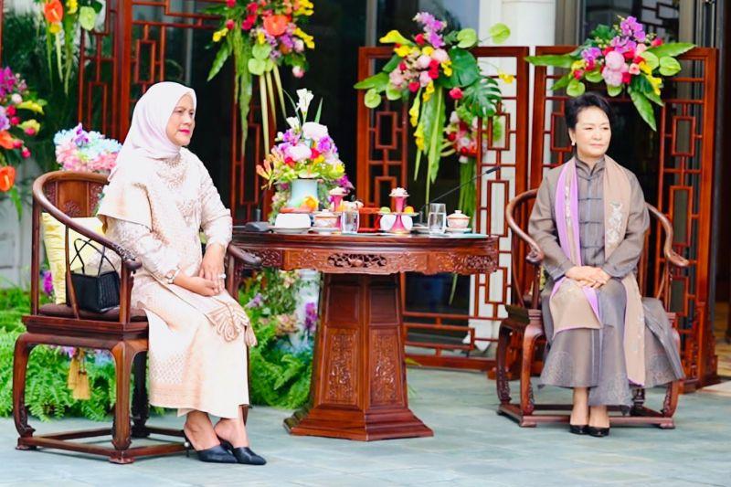 Berhijab, Ibu Negara Iriana Jokowi Dijamu Minum Teh Istri Presiden China