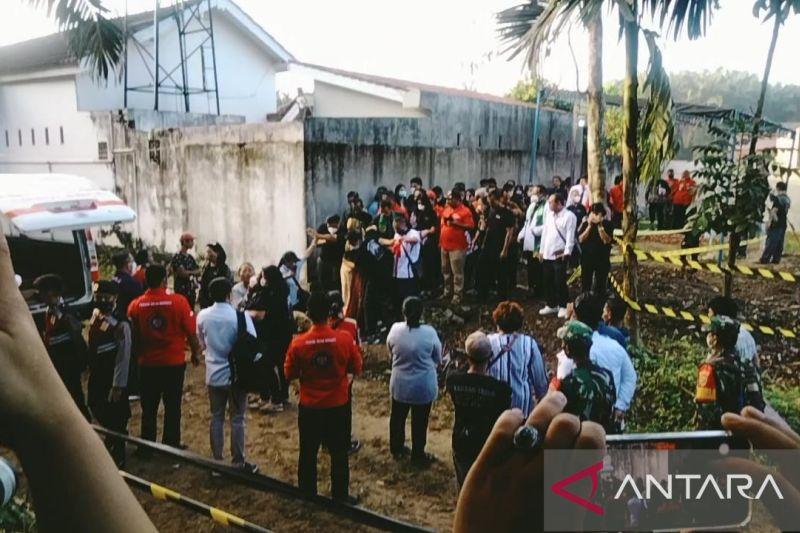 Tante Brigadir J: Komandan Ponakan Saya Belasungkawa, Terlambat!