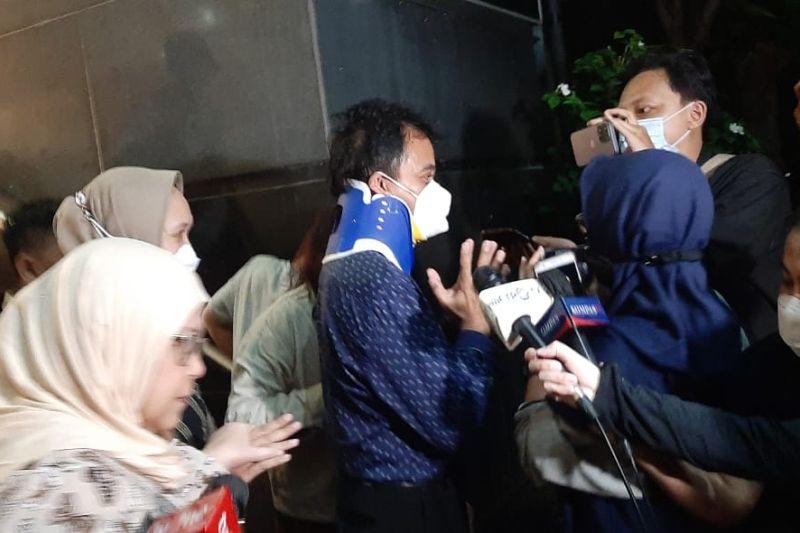 Pengacara Tegaskan Roy Suryo Tak Pura-pura Sakit saat Jalani Pemeriksaan Penyidik
