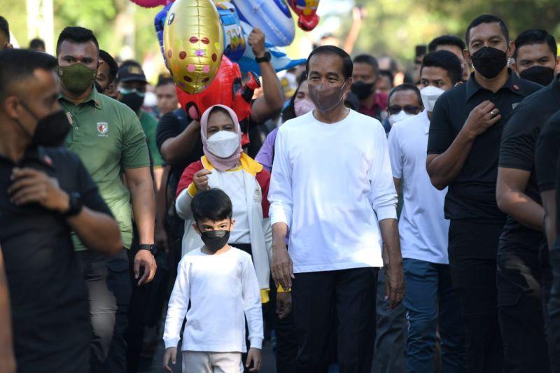 Presiden Jokowi dan Istri Temani Jan Ethes Jalan-jalan hingga Beli Balon di Lokasi CFD Surakarta