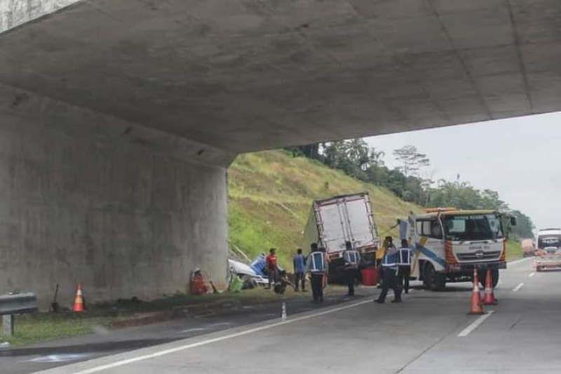 2 Orang Tewas Akibat Kecelakaan Truk di Tol Semarang-Solo