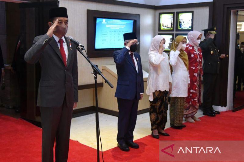 Dini Hari, Presiden Pimpin Apel Kehormatan dan Renungan Suci di TMP Kalibata
