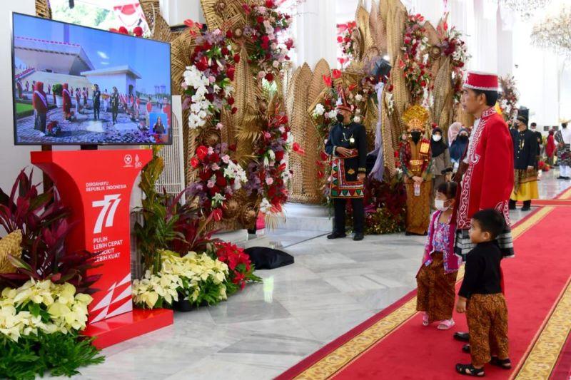 Jokowi Ajak Cucu Nonton Prosesi Kirab Budaya HUT ke-77 RI