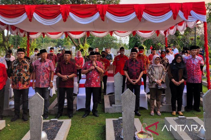 Kenang Pahlawan, DPP PDI Perjuangan Tabur Bunga di TMP Kalibata