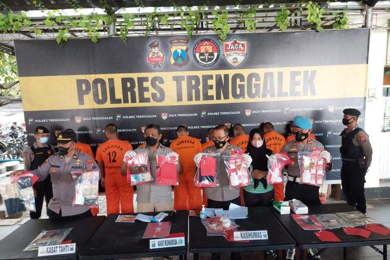 Polres Trenggalek Bongkar Peredaran Uang Palsu, 3 Pelaku Ditangkap 1 Buron