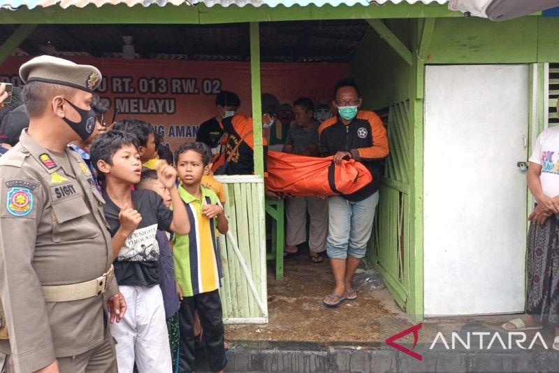 Geger! Mayat Pria Tanpa Identitas Mengambang di Kali Ciliwung Jaktim