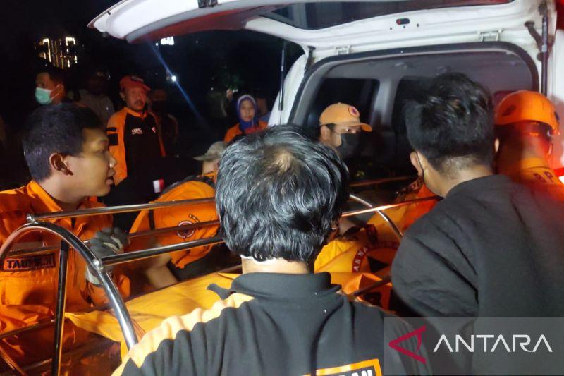 Polisi Selidiki Temuan Mayat Laki-laki Tanpa Identitas Mengambang di Kali Mookevart Cengkareng