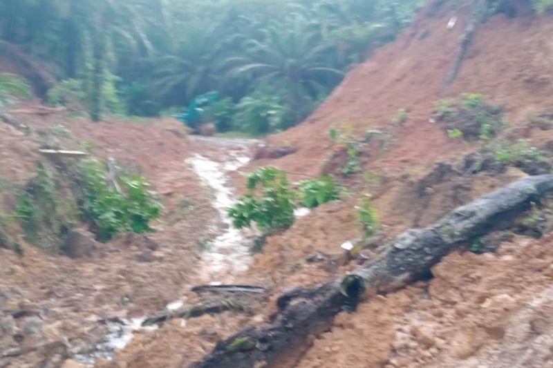 Jalan Penghubung Desa di Mukomuko Tertimbun Longsor Lagi