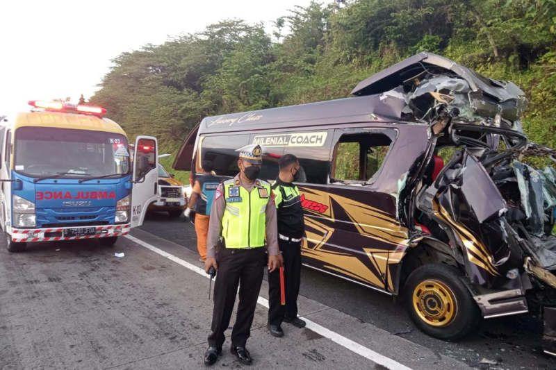 Lima Orang Tewas, Polisi Tangani Minibus yang Ringsek di Tol Solo-Semarang