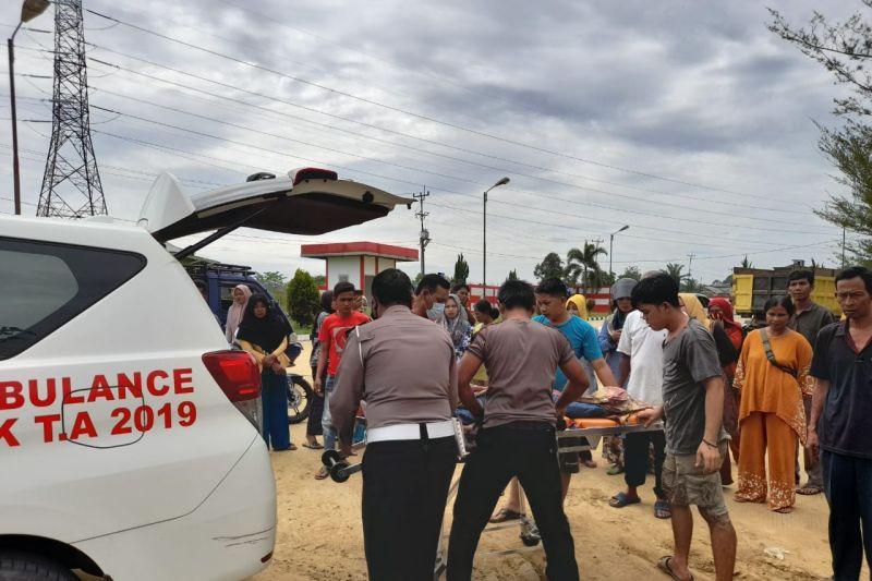 Hendak Menyeberang, Pemotor Wanita di Sumbar Tewas Tertabrak Truk Boks