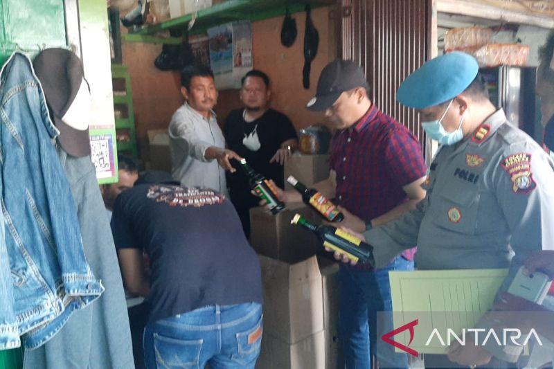 Polsek Ciracas Gerebek Warung Penjual Miras di Terminal Kampung Rambutan
