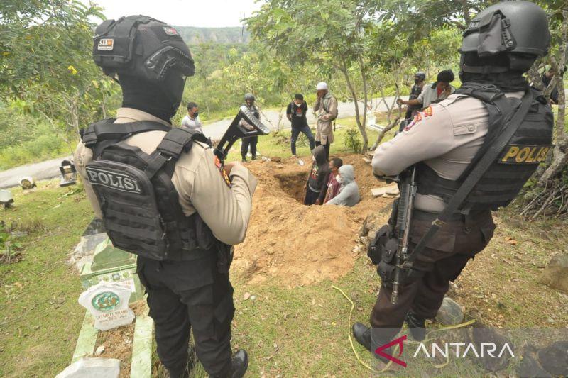 Polisi Makamkan Jenazah Askar Teroris MIT di Palu