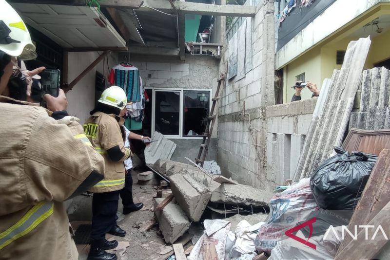 Seorang Pria Tewas Tertimpa Tangga di Jakarta Timur