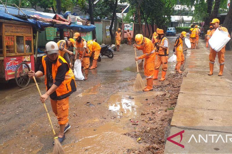 Anies Baswedan Kerahkan Pasukan Oranye Bersihkan Bekas Banjir di Kemang