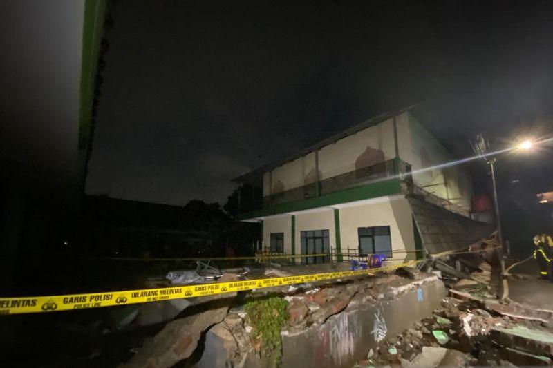 Gubernur Anies-Walkot Jaksel Melayat ke Rumah Duka Korban Tembok Ambruk MTsN 19