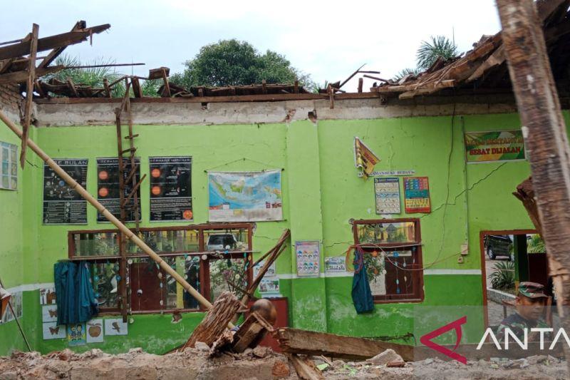 Atap Kelas SDN 02 Gugut Jember Ambruk, Ratusan Siswa Terpaksa Diliburkan
