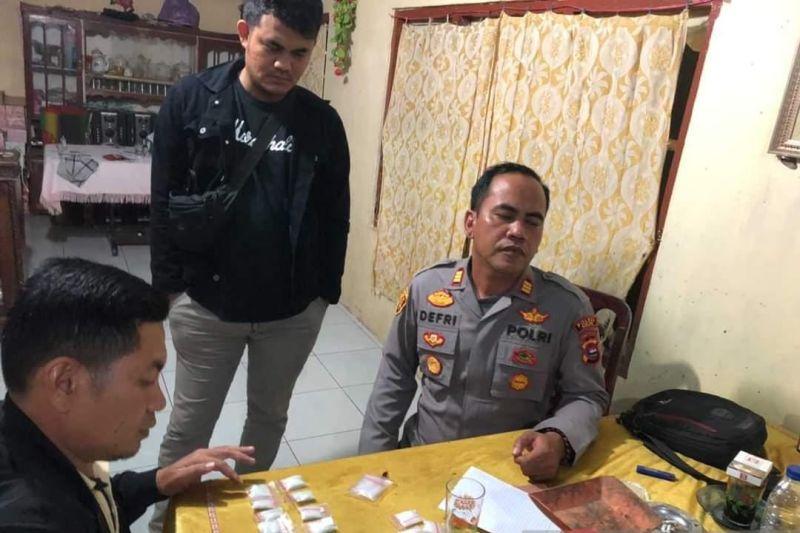 Warga Kabupaten Solok Temukan 20 Paket Sabu dan 4 Paket Ukuran Sedang Dekat Jembatan
