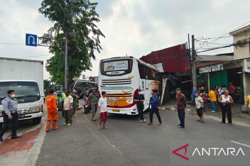 Sopir Bus yang Tabrak Showroom di Klender Diperiksa Polisi