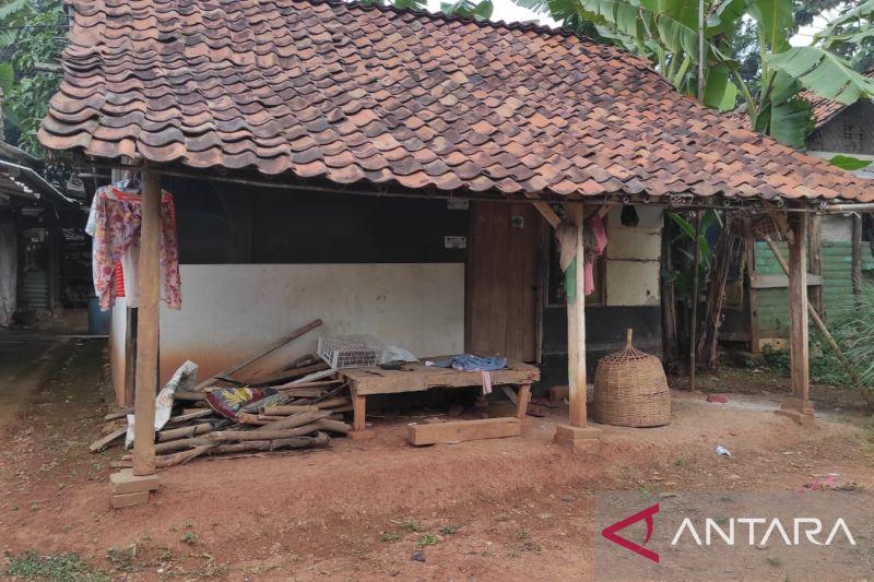 Dedi Mulyadi Temukan Warga Miskin Makan Nasi Garam di Purwakarta