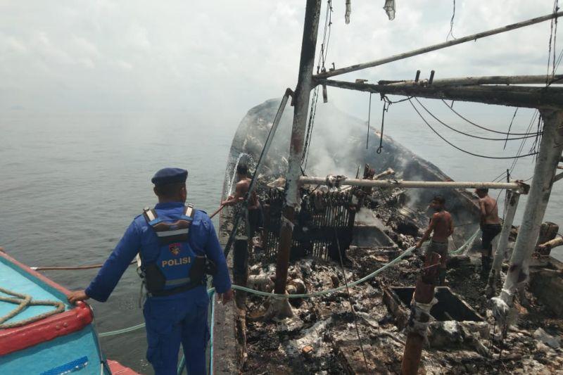Polairud Bantu Padamkan Kebakaran KM Pengangkut Cumi di Kayong Utara, Kalbar