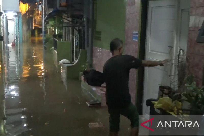 Kali Ciliwung Meluap, Banjir Setinggi 1,2 Meter Rendam Pemukiman di Kebon Pala