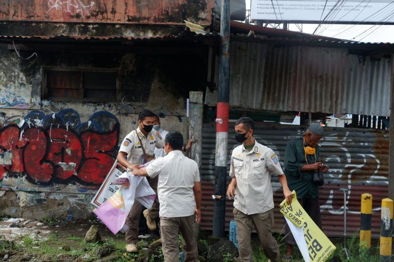 Jelang Pemilu 2024, Satpol PP Copot Sejumlah Spanduk Berbau Provokatif di Sleman