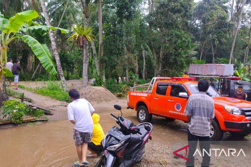 Aduh! Ular Gigit Seorang Pria saat Selamatkan Warga Terdampak Banjir di Solok Sumbar