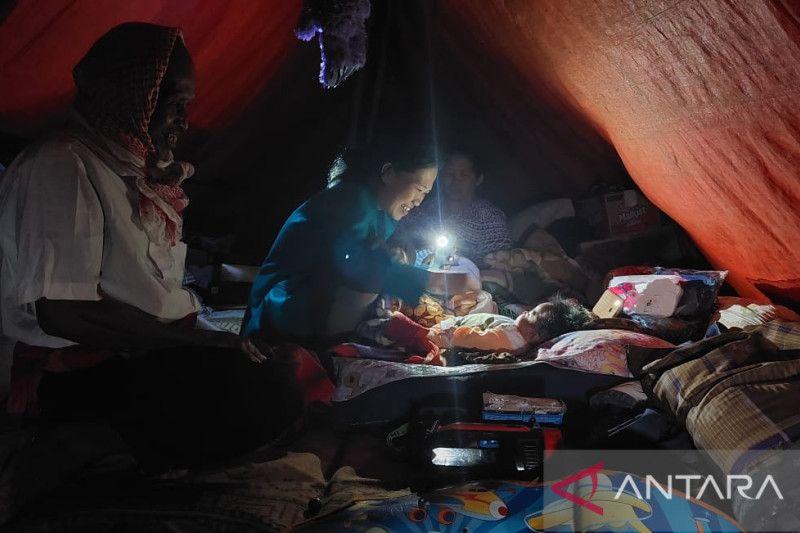 Korban Gempa Cianjur Bertahan dalam Gelap di Pengungsian