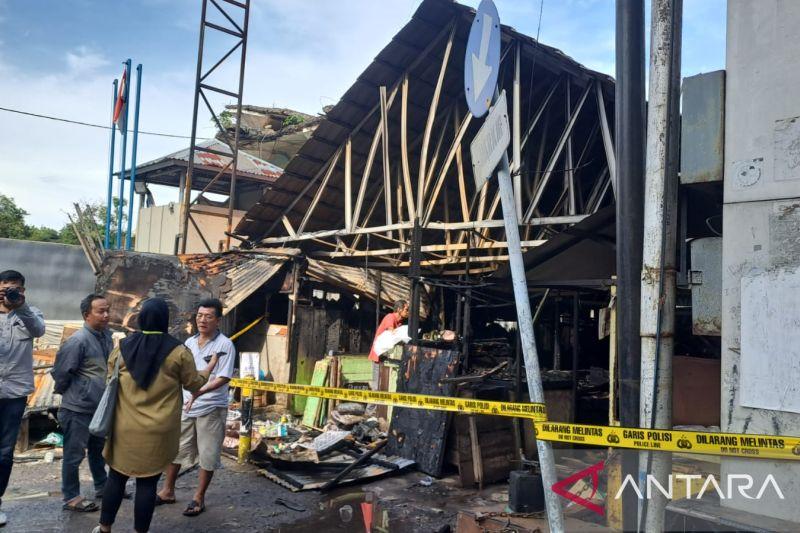 Diduga Korsleting Listrik, Puluhan Kios di Pasar Cinde Palembang Ludes Terbakar