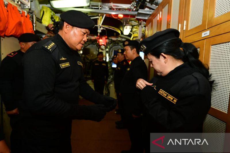 Menjelang Pergantian Panglima TNI, KSAL Sematkan Brevet Hiu ke Puan Maharani