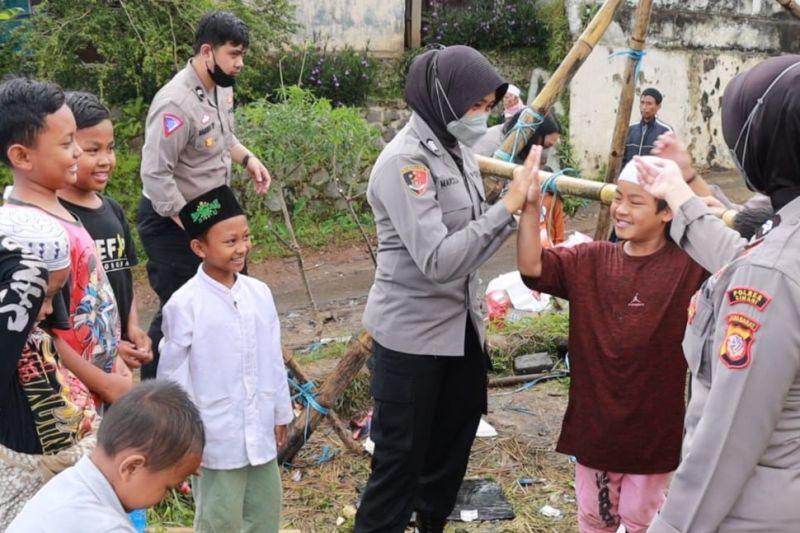 Atasi Gangguan Psikologis, Polda Jabar Ajak Bermain Anak-anak Korban Gempa Cianjur