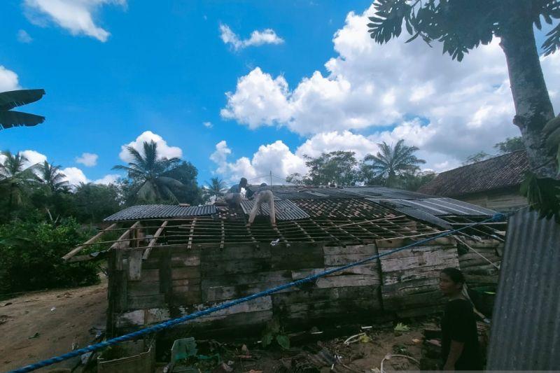 5 Rumah Warga di Kabupaten OKU Luluh Lantak Diterjang Puting Beliung