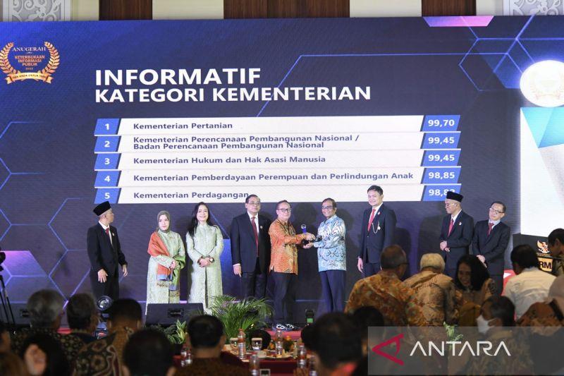 Usai Paparan Wamen, Kemenkumham Terima Penghargaan Badan Publik Informatif