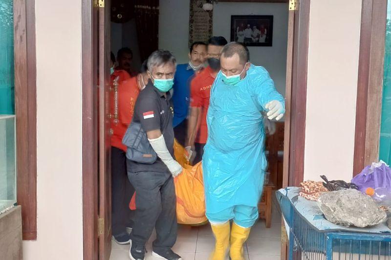 Polres Tulungagung Selidiki Kasus Temuan Mayat Wanita dengan Luka Tusuk di Rumahnya