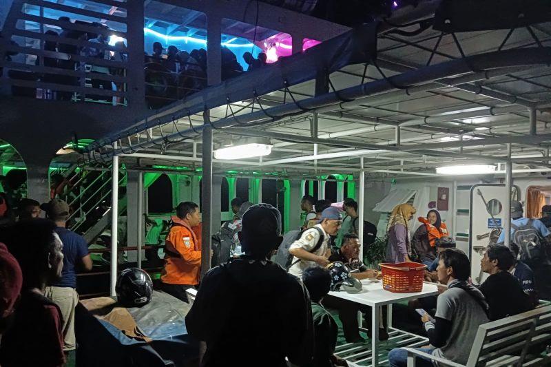 Tim SAR Evakuasi 278 Penumpang Kapal KM Ferindo IV yang Patah di Sofifi