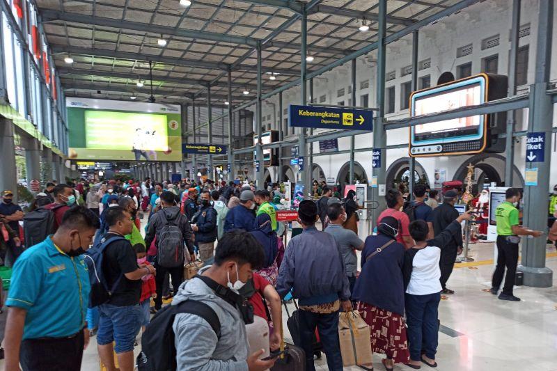Libur Nataru, Stasiun Pasar Senen masih Dipadati Calon Penumpang
