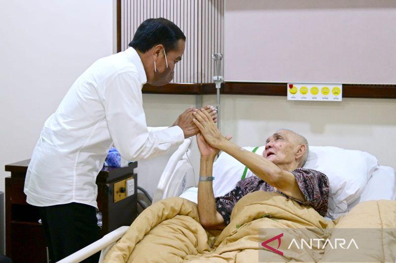 Jokowi Jenguk Try Sutrisno di RSPAD Gatot Soebroto