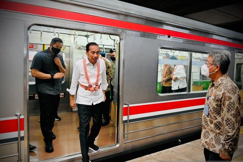 Jokowi Naik KRL Tinjau Infrastruktur Stasiun Tanah Abang-Manggarai