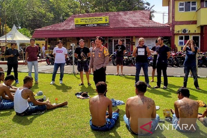 Polisi Bekuk Delapan Pelaku Premanisme dan Pungli di Kawasan Pasar Raya Padang