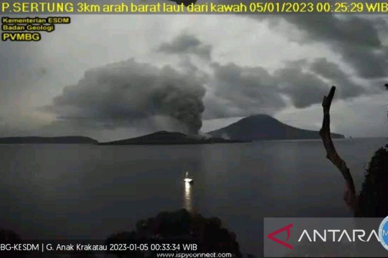 Gunung Anak Krakatau Semburkan Abu Vulkanik Setinggi Hampir 1 Kilometer