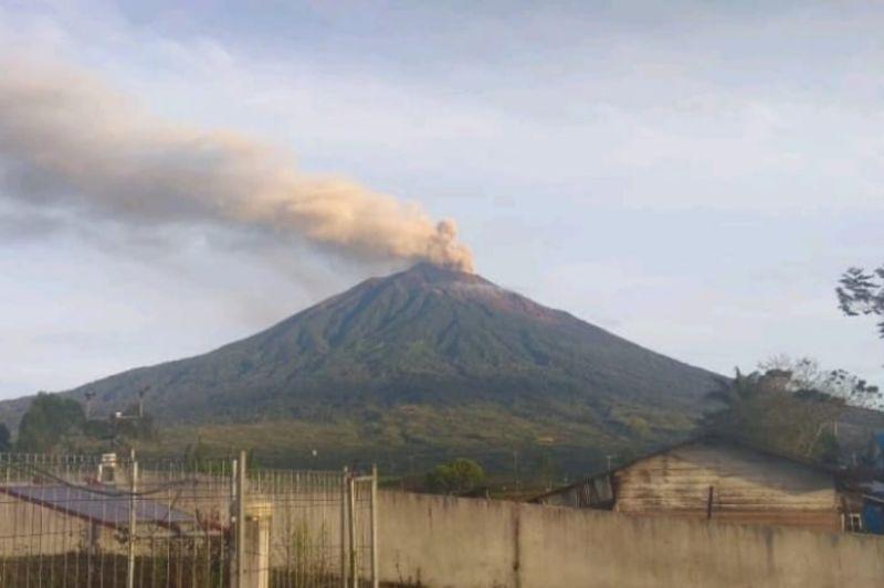 Gunung Kerinci kembali Erupsi dengan Kolom Abu Berwarna Coklat