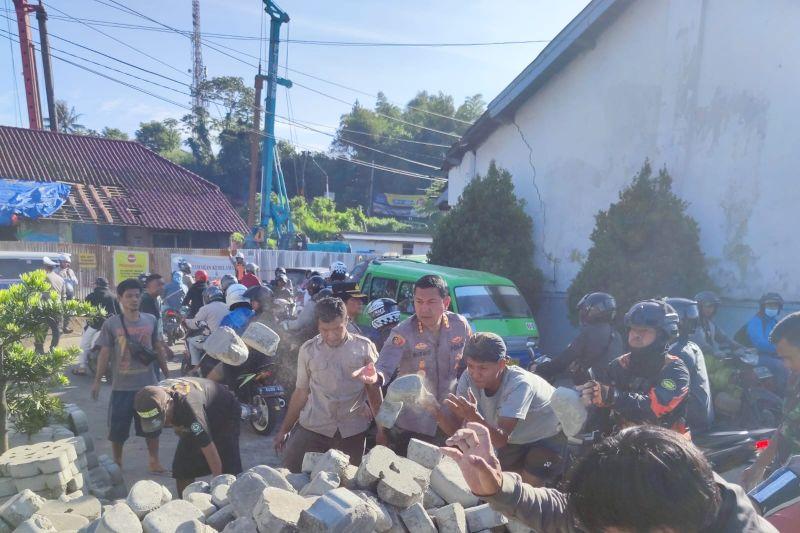 Truk Muatan Paving Blok Terguling di Rel Batutulis Bogor