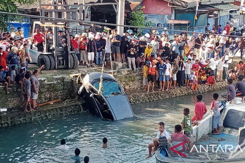 Diduga Sopir Kaget, Mobil Jazz di Baubau Sultra Nyebur ke Laut